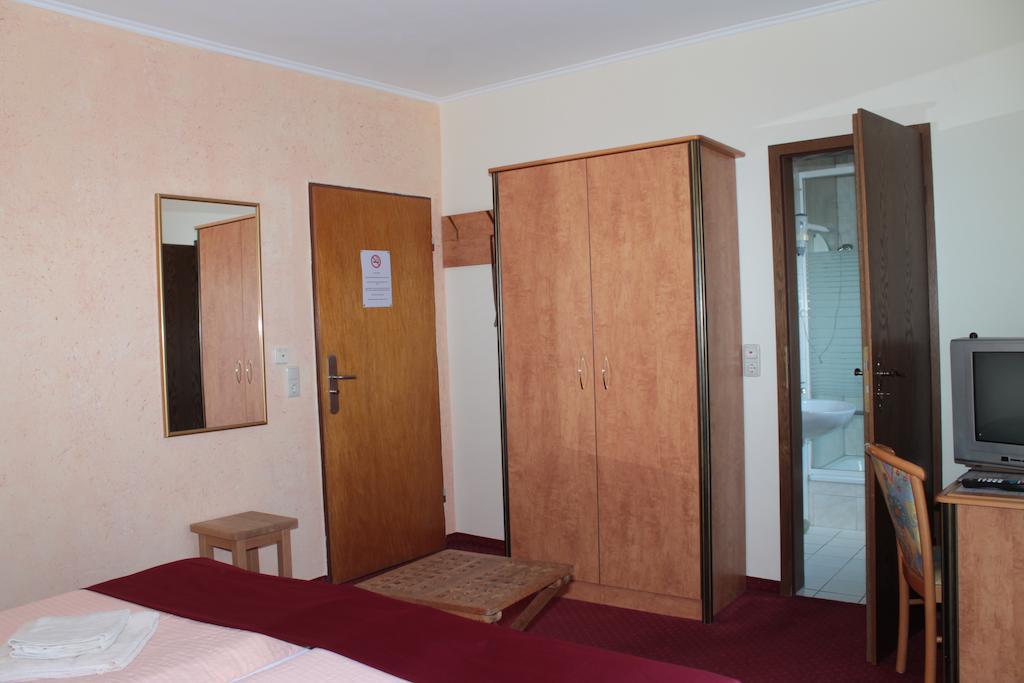 Hôtel Garni Zum Adler à Gensingen Extérieur photo
